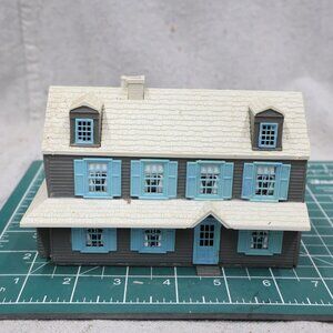 Atlas HO Scale Home Series Historic Model House Kit #602 Assembled